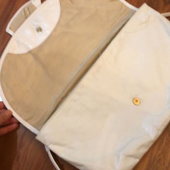Vintage White and gold leather clutch purse with straps. - Picture 5 of 11